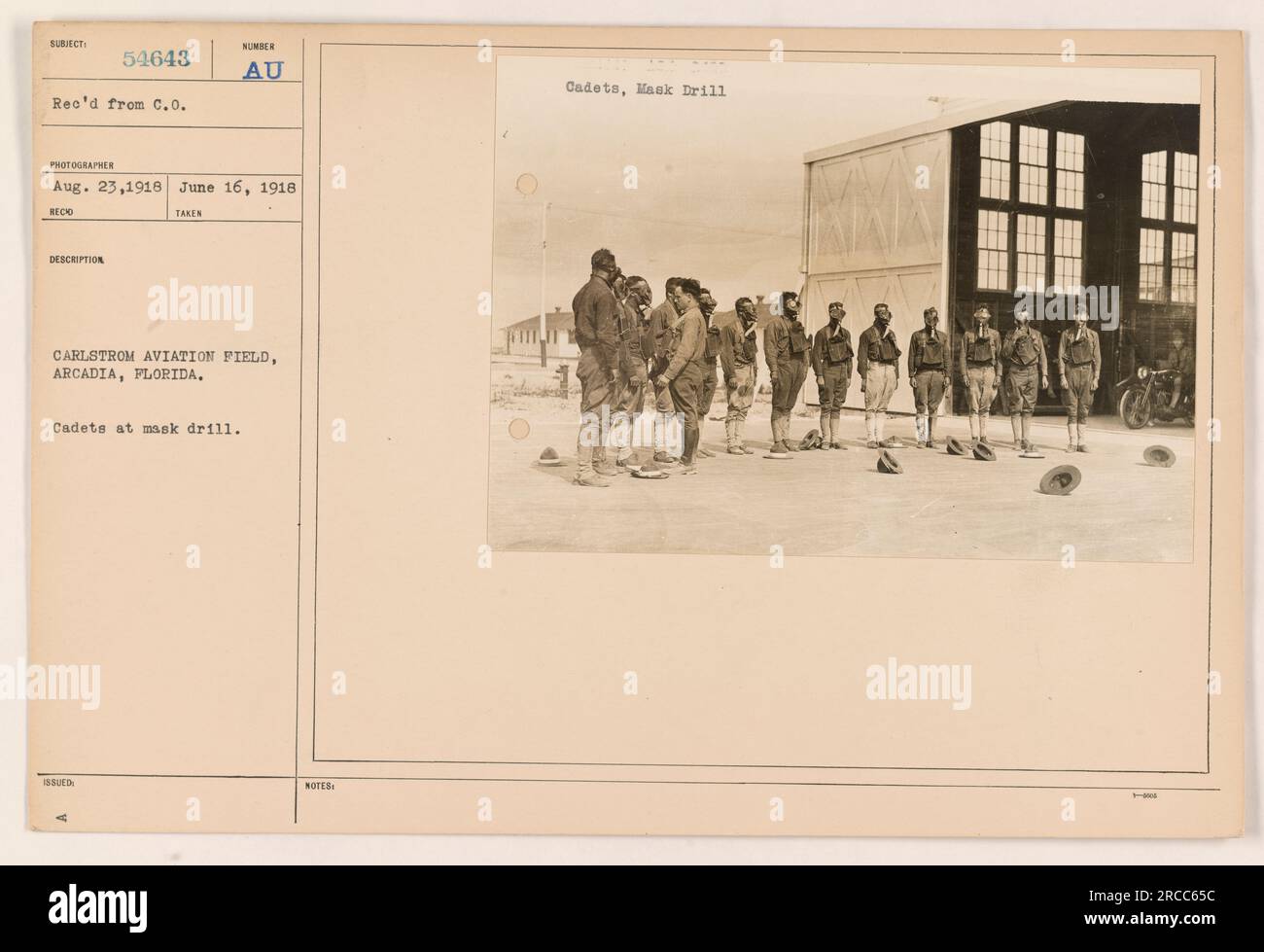 Kadetten am Carlstrom Aviation Field in Arcadia, Florida, die während des Ersten Weltkriegs an einer Maskenübung teilnahmen Dieses Foto wurde am 16. Juni 1918 aufgenommen und am 23. August 1918 vom befehlshabenden Offizier erhalten. Die Kadetten üben die ordnungsgemäße Verwendung von Gasmasken zu ihrem eigenen Schutz. Stockfoto