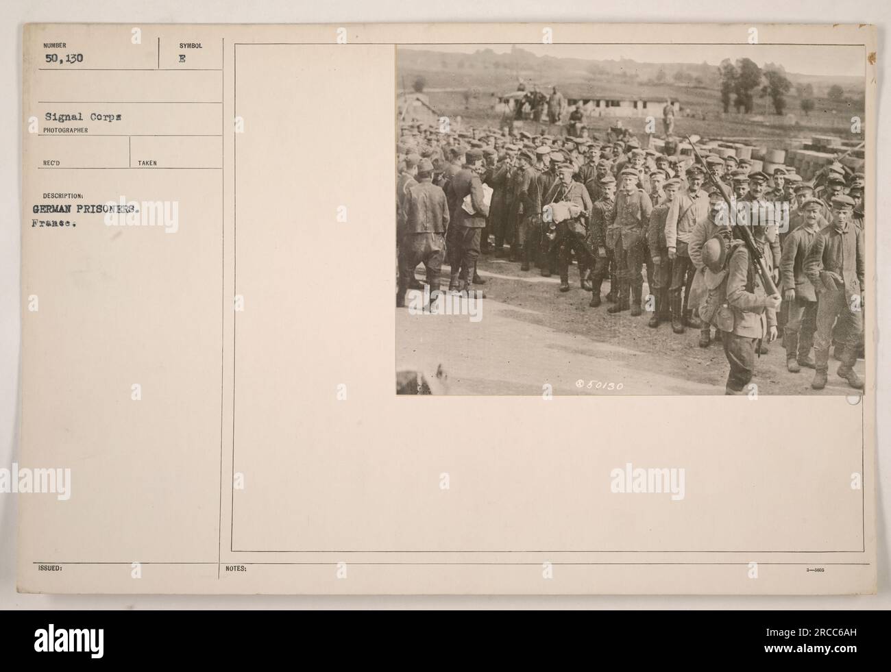 Deutsche Kriegsgefangene, die während des Ersten Weltkriegs in Frankreich gefangen genommen wurden. Dieses Foto wurde von einem Fotografen namens Reco aufgenommen und ist als Nummer 50.130 in der Signal Corps Sammlung gekennzeichnet. Die Gefangenen werden von französischen Soldaten festgenommen. Stockfoto
