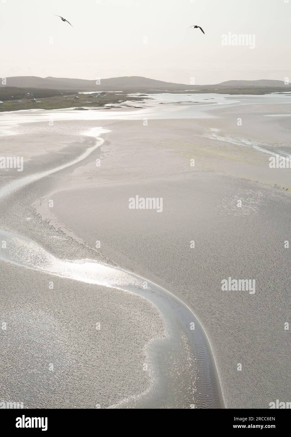 Nord-Uist, Äußere Hebriden. Küstenlandschaft mit Blick nach Westen von Malacleit an der Westküste der Inseln. Weißer Gezeitenstrand von Traigh Bhalaigh, Vallay Beach Stockfoto