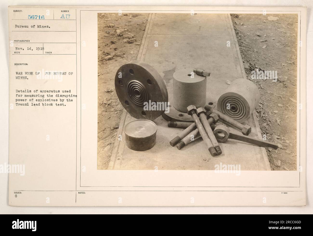 Abbildung des Geräts, das vom Bureau of Mines zur Messung der Störleistung von Sprengstoffen durch den Trauzl-Bleiblocktest verwendet wird. Dieser Test wurde als Teil der Kriegsarbeit während des Ersten Weltkriegs durchgeführt. Stockfoto