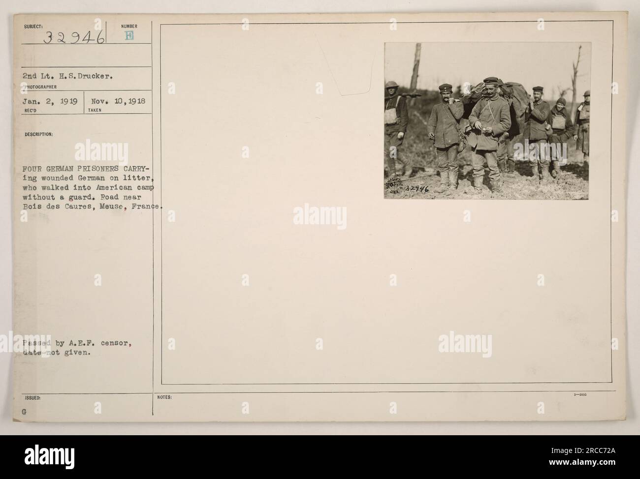 Vier deutsche Kriegsgefangene, darunter 2. LT. H. S. Drucker, werden gesehen, wie sie einen verwundeten deutschen Soldaten auf einem Wurf trugen. Sie gingen ohne Wache in ein amerikanisches Lager. Dieses Foto wurde am 10. November 1918 in der Nähe von Bois des Caures, Mause, Frankreich aufgenommen. Es wurde vom A.E.F.-Zensor genehmigt, obwohl das genaue Datum nicht angegeben ist. Stockfoto