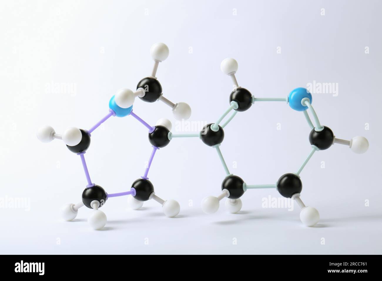 Nikotinmolekül auf weißem Hintergrund. Chemisches Modell Stockfoto