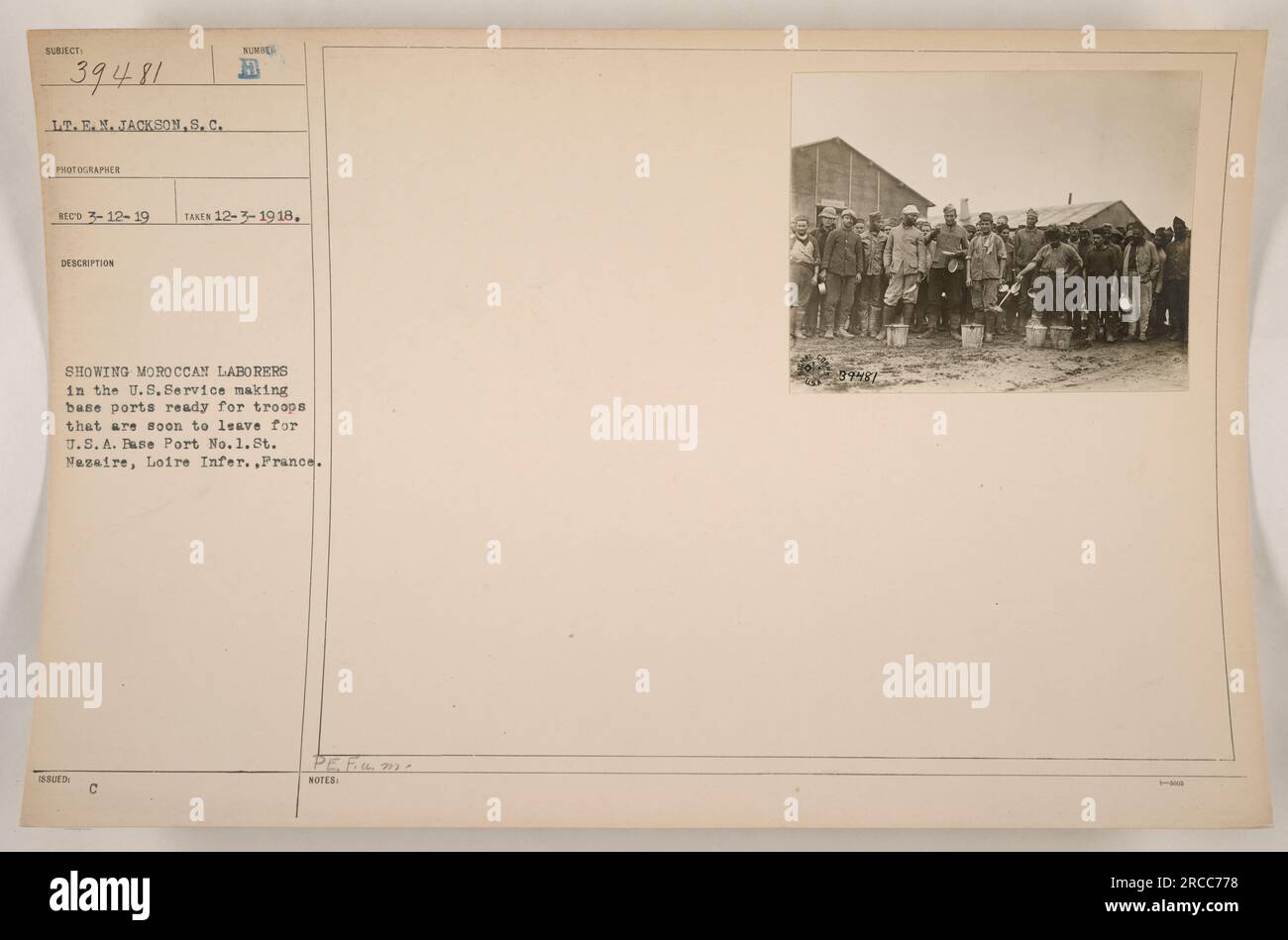 Marokkanische Arbeiter, die in Base Port Nr. 1, St. Nazaire, Frankreich. Sie bereiten den Hafen für die Rückkehr der Truppen in die USA vor Dieses Bild wurde am 12. März 1919 von Lieutenant E. M. Jackson aufgenommen. Es ist Teil einer Sammlung, die amerikanische Militäraktivitäten während des Ersten Weltkriegs dokumentiert. Stockfoto