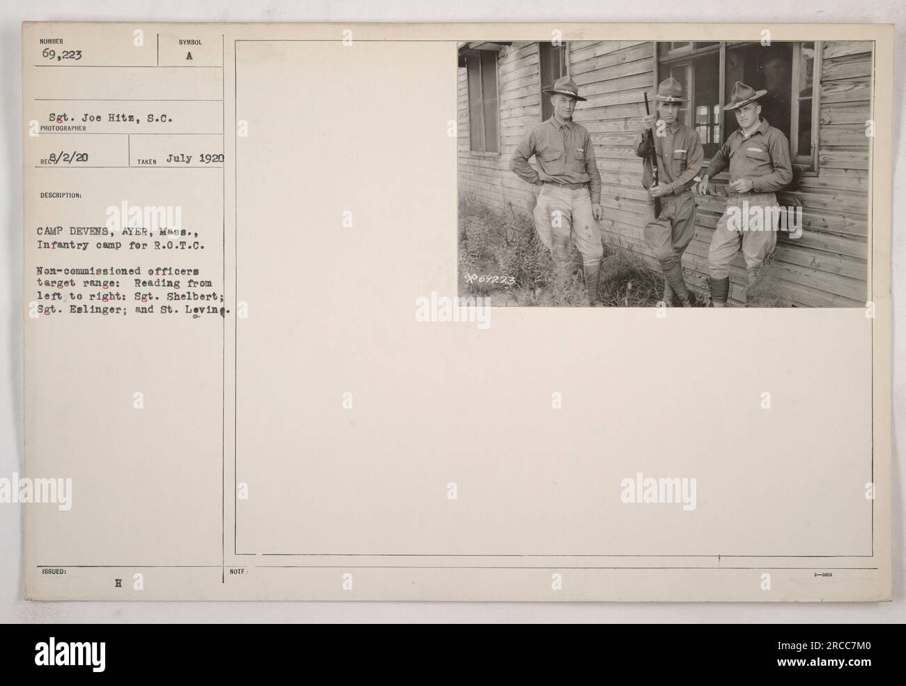 Nicht kommissionierte Offiziere, die während des Ersten Weltkriegs in Camp Devens, Ayer, Massachusetts, an einem Zielgebiet teilnahmen. Von links nach rechts: Sgt. Shelbert, Sgt. Eslinger und Sgt. Levin. Dieses Foto wurde von Sergeant Joe Hitz am 2. August 1920 aufgenommen. Stockfoto