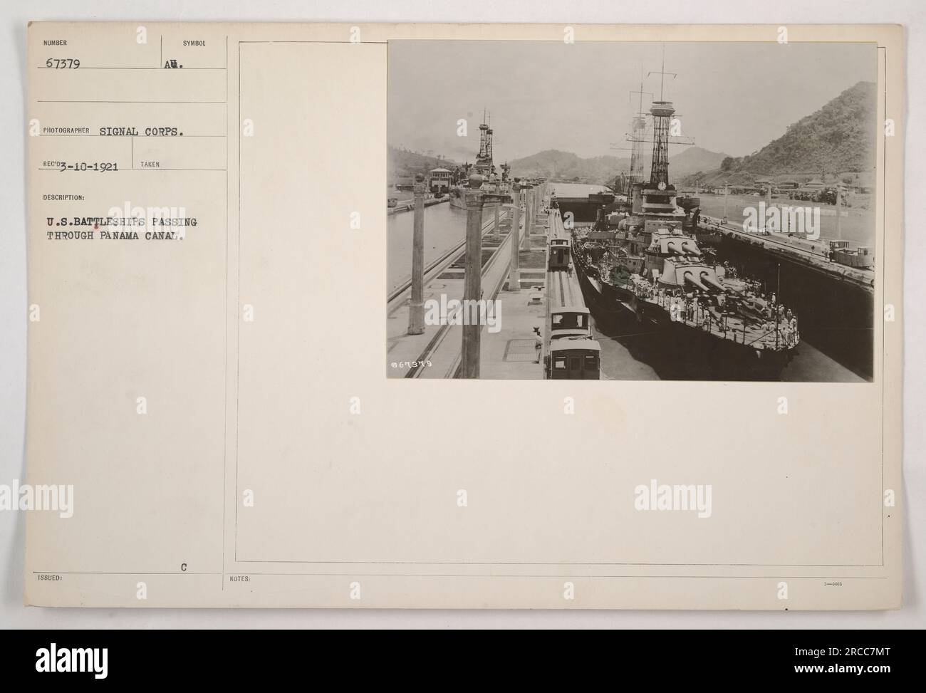 US-Kriegsschiffe, die im Juli 1921 den Panamakanal durchquerten. Der Symbolfotograf vom Signalkorps hat dieses Bild aufgenommen. Das Foto ist in der Zusammenstellung mit dem Titel „Fotos der amerikanischen Militäraktivitäten während des Ersten Weltkriegs“ enthalten. Stockfoto