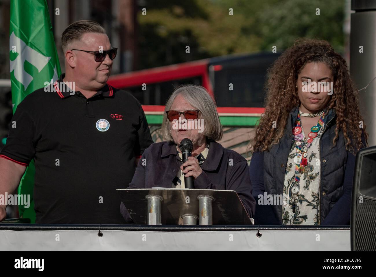 London, Großbritannien. 13. Juli 2023 Sparen Sie Sich Unsere Ticketbüros. Lindsey German, politische Aktivistin und Gründungsmitglied der britischen Linken und Kongresor Stop the war Coalition, spricht außerhalb des Bahnhofs Kings Cross gegen Vorschläge, die letzte Woche von Eisenbahnunternehmen angekündigt wurden und bei denen in den nächsten drei Jahren bis zu 1.000 Ticketschalter geschlossen werden könnten. Kredit: Guy Corbishley/Alamy Live News Stockfoto