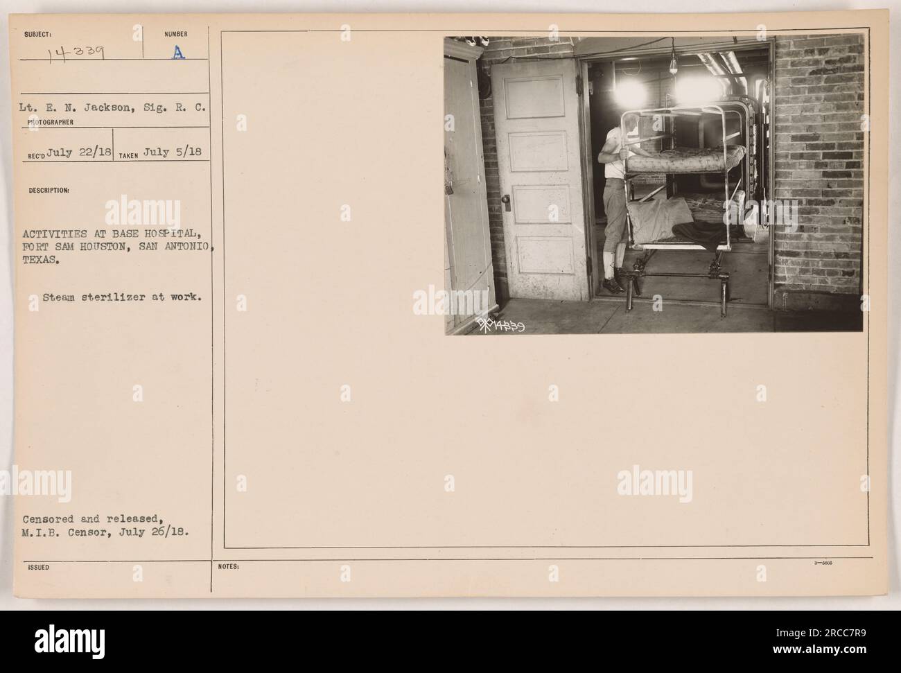 Ein Dampfsterilisator in Betrieb im Base Hospital, Fort Sam Houston in San Antonio, Texas. Das Foto wurde von LT. E. N. Jackson, Signal Corps, aufgenommen und am 22. Juli 1918 empfangen. Das Bild wurde am 5. Juli 1918 aufgenommen und zeigt die Aktivitäten im Krankenhaus. Dieses Bild wurde zensiert und vom M.I.B. veröffentlicht Zensor am 26. Juli 1918. Stockfoto