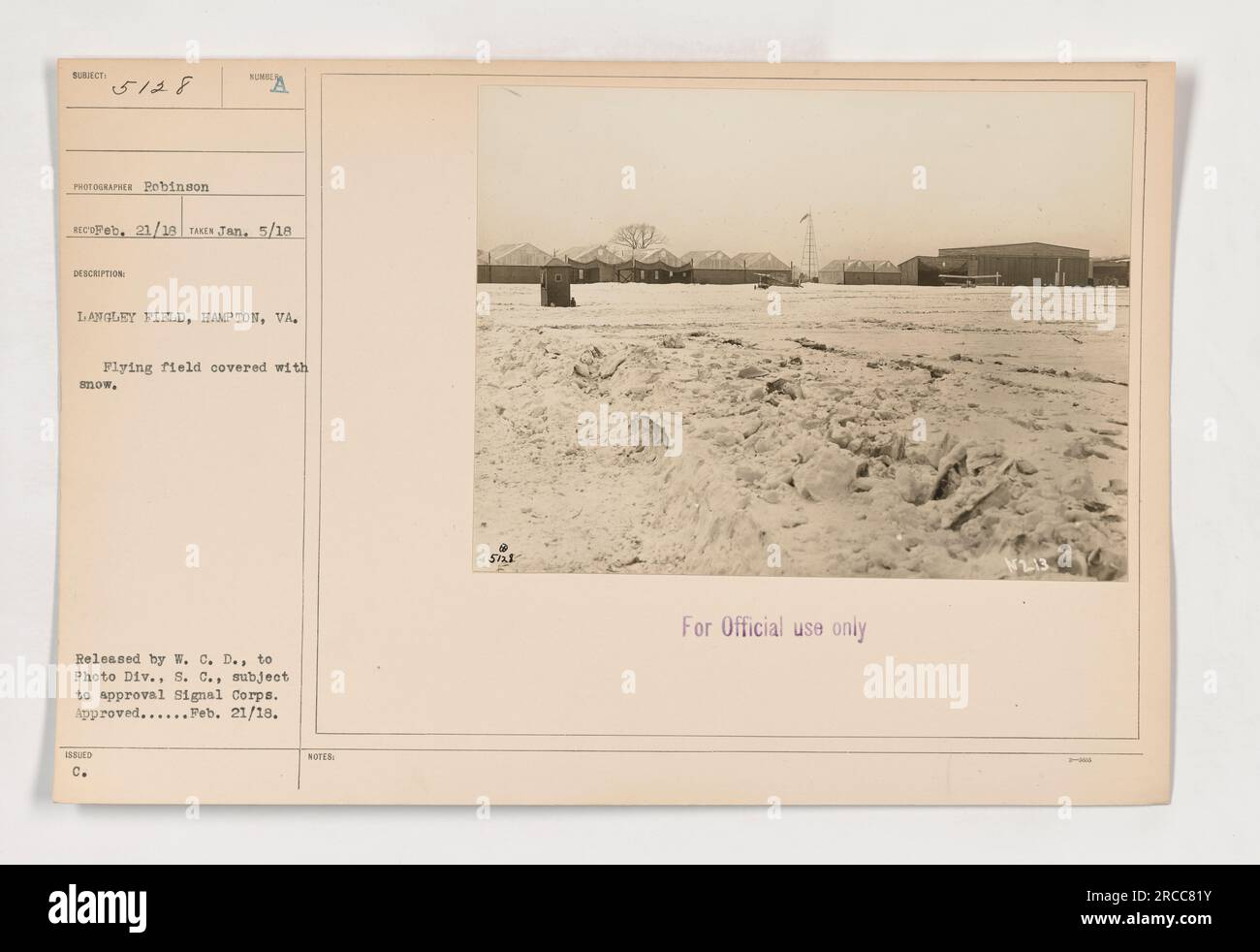 'Schneebedecktes Flugfeld in Langley Field, Hampton, VA während des Ersten Weltkriegs. Die Abbildung zeigt das mit Flugzeugen und Fahrzeugen bedeckte Feld. Foto aufgenommen am 5. Januar 1918 von Fotograf Pobinson. Veröffentlicht von W.C.D. an Photo Div., S.C., vorbehaltlich der Genehmigung Signal Corps. Genehmigt am 21. Februar 1918. Nur Für Amtliche Zwecke.“ Stockfoto