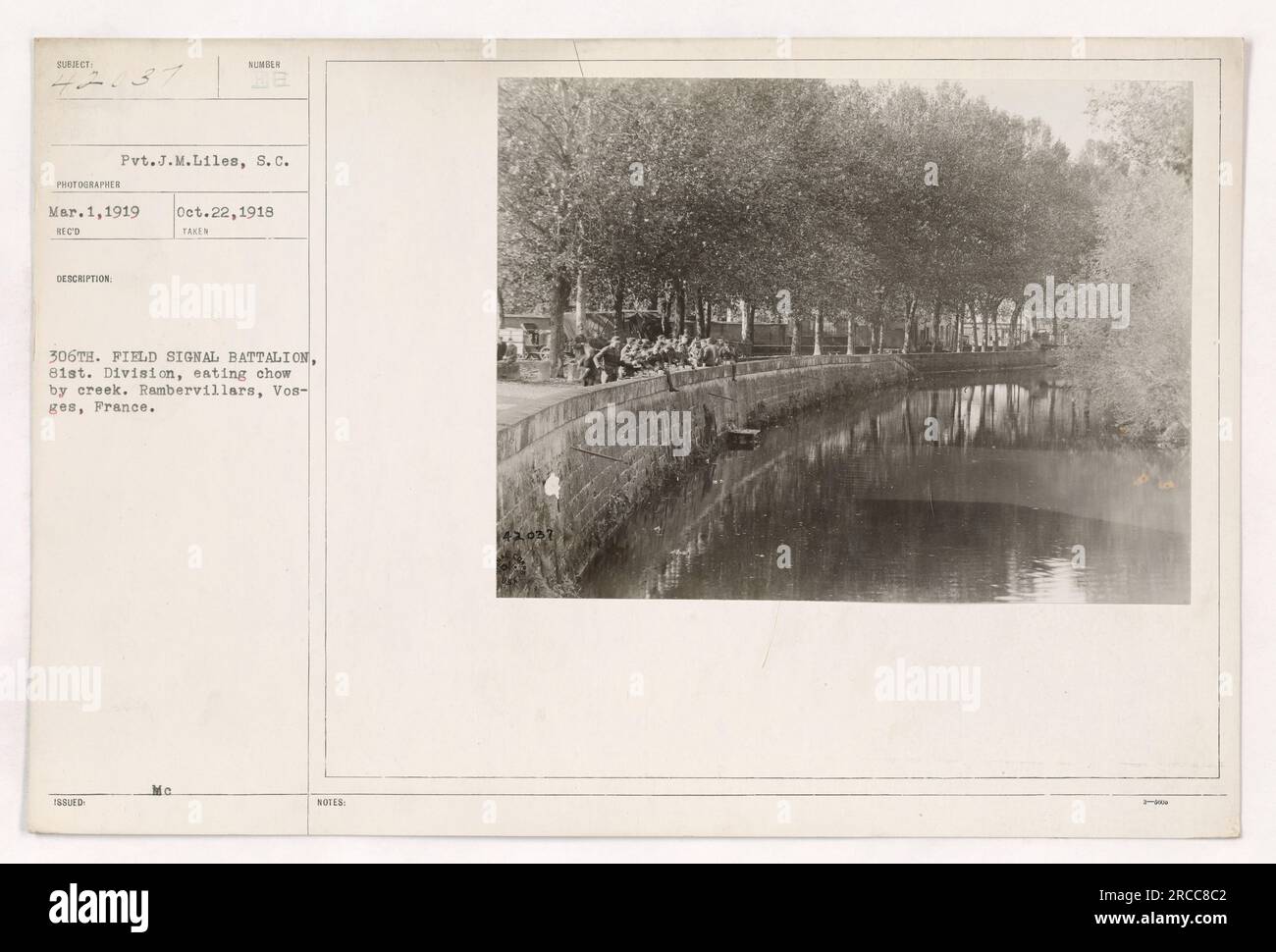 Pvt. J.M. Liles, Mitglied des 306. Feldsignalbataillons, 81. Division, wird in Rambervillars, Vogesen, Frankreich, beim Essen an einem Bach gesehen. Dieses Foto wurde am 1. März 1919 von SECD am 1. März 1919 am 22. Oktober 1918 aufgenommen. Pvt. Liles ist Teil der 188. Urban Entertainment Division. Stockfoto