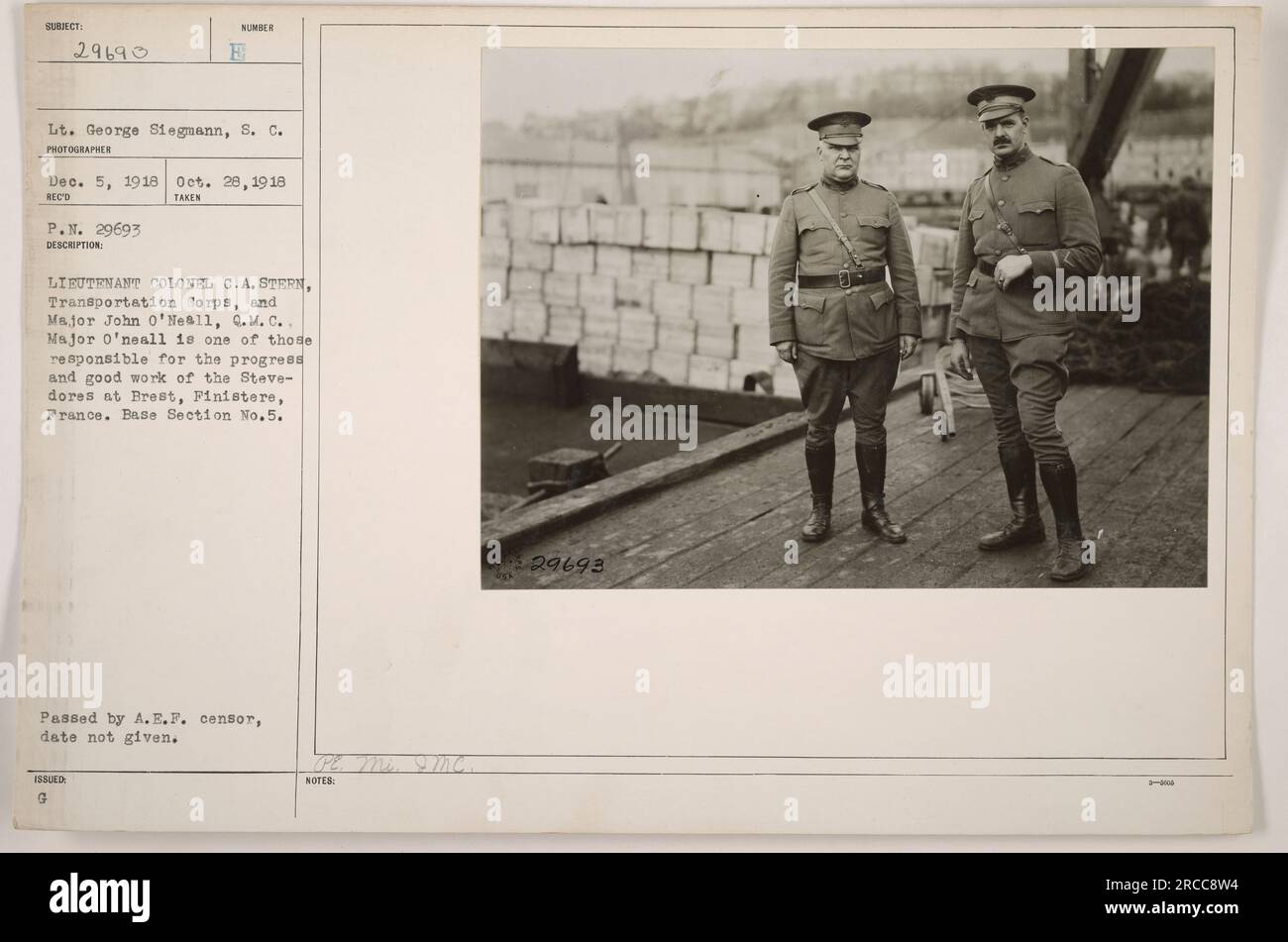 OBERSTLEUTNANT C.A. STERN, Transportation Corps, und Major John O'Nes11, Q.M.C., sprechen über den Fortschritt und die gute Arbeit von Steve-dores in Brest, Finistere, Frankreich. Beide Offiziere sind für die Überwachung der logistischen Operationen in Basiseinheit 5 verantwortlich. Foto wurde am 5. Dezember 1918 aufgenommen und mit Zustimmung der A.E.F.-Zensur ausgestellt. Stockfoto