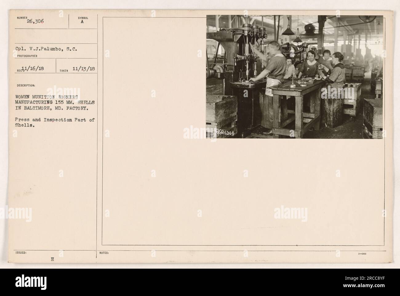 Eine weibliche Munitionsarbeiterin stellt während des 1. Weltkriegs in einer Fabrik in Baltimore, MD, 155mm Patronen her. Das Foto wurde am 13. November 1918 aufgenommen und zeigt CPL. V.J. Palumbo ist für die Presse und die Inspektion der Schalen zuständig. Dieses Bild ist Nummer 26.306 aus der Sammlung amerikanischer Militäraktivitäten im Ersten Weltkrieg Stockfoto