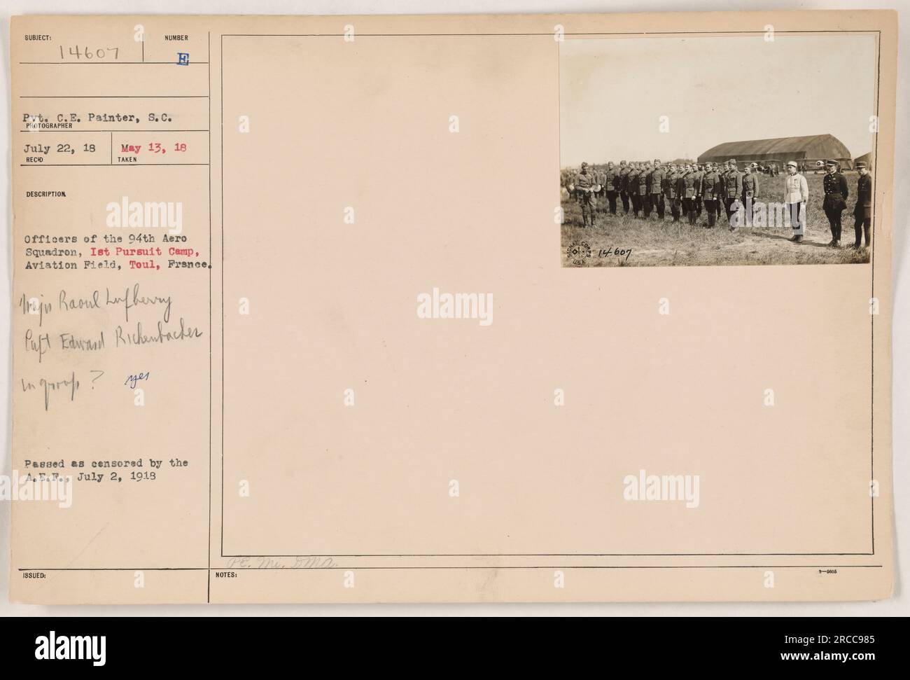 Titel: "Offiziere der 94. Aero-Staffel, ist Pursuit Camp am Aviation Field in Toul, Frankreich, am 22. Juli 1918. Auf dem Foto sehen Sie Majors Raoul Lufberry und Eddie Rickenbacker. Das Bild wurde vom A.E.F., 2. Juli 1918, genehmigt." Stockfoto