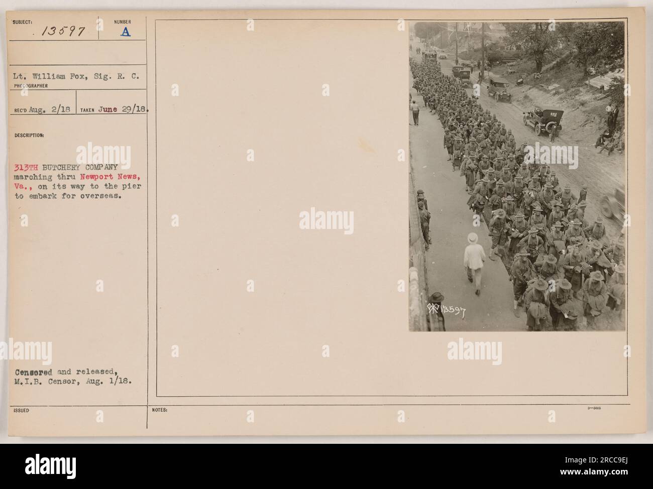 Lieutenant William Fox vom Signalkorps hat dieses Foto am 29. Juni 1918 aufgenommen. Hier sehen Sie Mitglieder der 313. Metzgerei, die durch Newport News, Virginia, marschieren. Sie waren auf dem Weg zum Pier, um ihre Reise nach Übersee zu beginnen. Das Foto wurde zensiert und vom M.I.B. veröffentlicht Zensor am 1. August 1918. Stockfoto