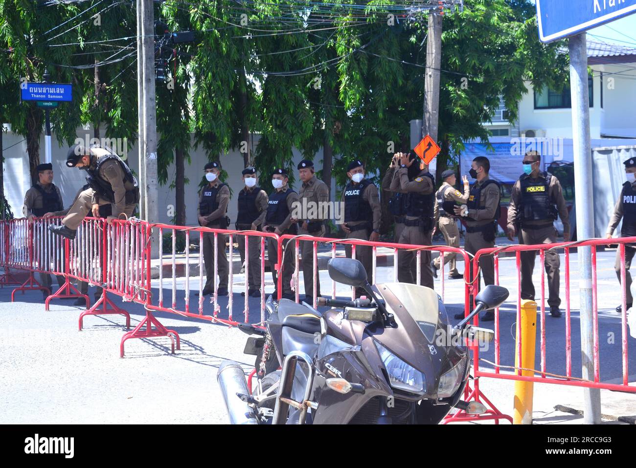 Das Parlamentsgebäude in Bangkok, Thailand, wird Stunden vor einem Protest von Polizeibeamten geschützt. Später wird ein Protest demokratiefreundlicher Anhänger in der Nähe des Parlamentsgebäudes stattfinden, Thailands Parlament stimmt am 13. Juli ab, um zu entscheiden, ob die Vorsitzende der Partei "Move Forward", Pita Limjaroenrat, die bei den Wahlen im Mai die meisten Sitze gewonnen hat, die neue Premierministerin werden kann. Später verlor Pita Limjaroenrat die Wahl, Premierminister zu werden, 51 Stimmen weniger als 376 Stimmen. Bei der Abstimmung gab es viele Enthaltungen von einigen Mitgliedern des Senats, gefüllt mit konservativen Mitgliedern der Militärregierung. Stockfoto