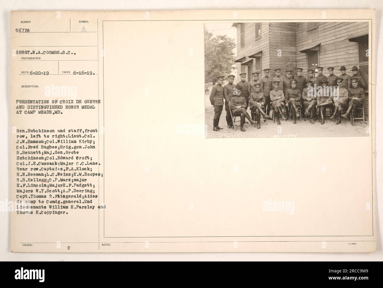 Bildunterschrift: "Präsentation von Croix de Guerre und der Ehrenmedaille im Camp Meade, Maryland. General Hutchinson und seine Mitarbeiter, darunter verschiedene hochrangige Offiziere und Helfer des Lagers, werden gesehen, wie sie die Medaillen auf diesem Foto vom 16. Juni 1919 erhalten haben. Die Soldaten sind als Ser aufgeführt. Sergeant N.A. Coombs und 21 weitere Offiziere. [QUELLE: SERGT.N.A.COOMBS.S.C., FOTOGRAF].“ Stockfoto