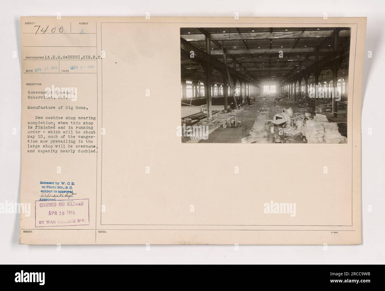 Im Regierungs-Arsenal in Watervliet, New York, ist die Herstellung großer Waffen im Gange. Eine neue Maschinenwerkstatt wird derzeit gebaut und soll bis zum 10. Mai 1918 fertiggestellt sein. Sobald die Anlage in Betrieb ist, wird die Überlastung in der derzeitigen Werkstatt verringert und die Produktionskapazität wird sich nahezu verdoppeln." Stockfoto