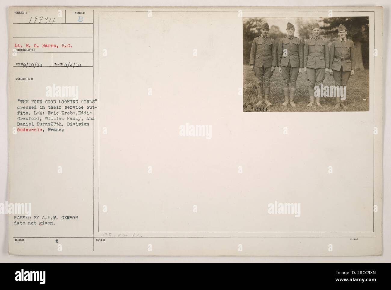Das Bild zeigt vier Soldaten der 27. Division in Oudexeele, Frankreich, während des Ersten Weltkriegs. Die Soldaten namens Eric Krebs, Eddie Crawford, William Pauly und Daniel Burns, Sie tragen ihre Dienstkleidung. Das Foto wurde am 4. August 1918 von Lieutenant E. O. Harrs, S.C. aufgenommen Es wurde vom A.E.P. Zensor ausgestellt und angenommen und trägt die Identifikationsnummer 111-SC-18834. Weitere Hinweise weisen darauf hin, dass das Bild am 10. September 1918 von einem Fotografen namens REC aufgenommen wurde. Stockfoto