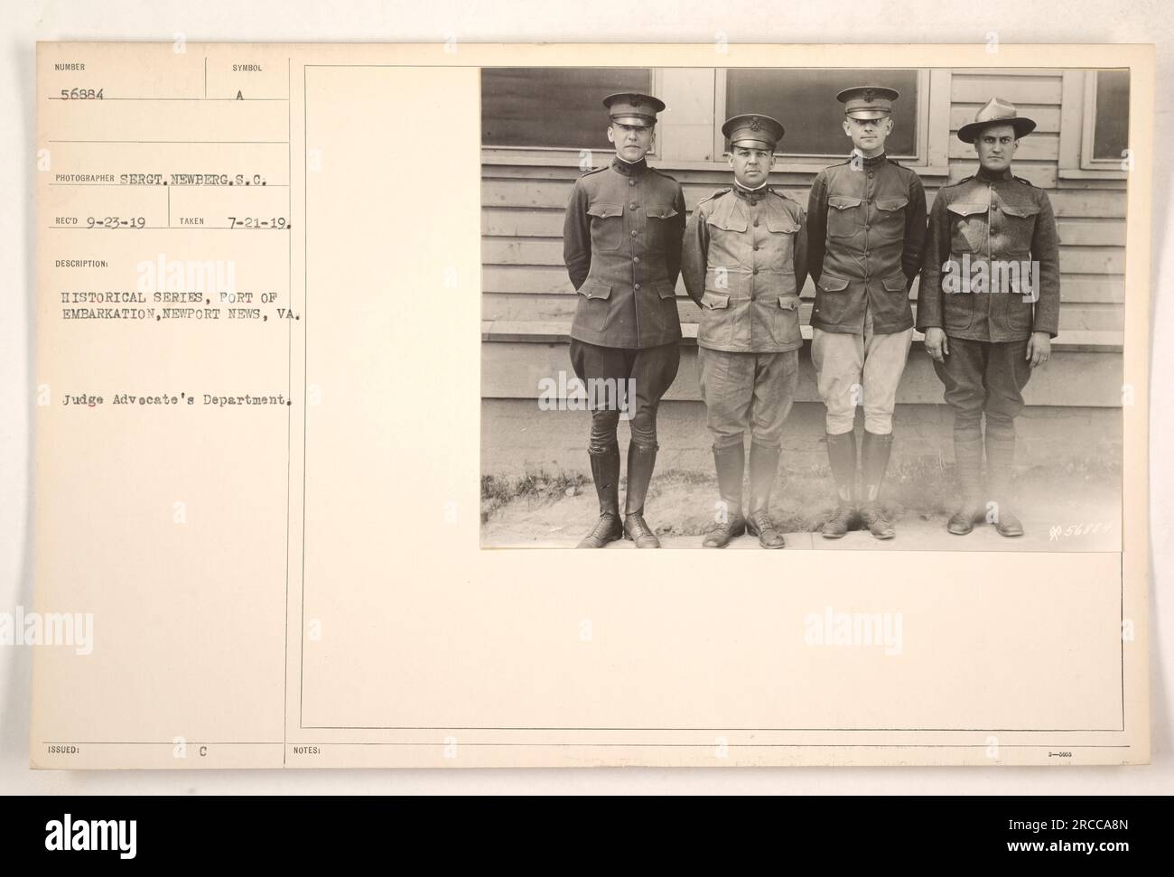 Soldaten marschierten während des Ersten Weltkriegs in Formation im Hafen der Einschiffung in Newport News, Virginia. Das Bild wurde am 21. Juli 1919 zur historischen Dokumentation von Sergeant Newberg vom Signalkorps aufgenommen. Das Foto mit der Nummer 56884 wurde am 23. September 1919 empfangen und ist Teil der Richteranwaltsabteilung. Stockfoto