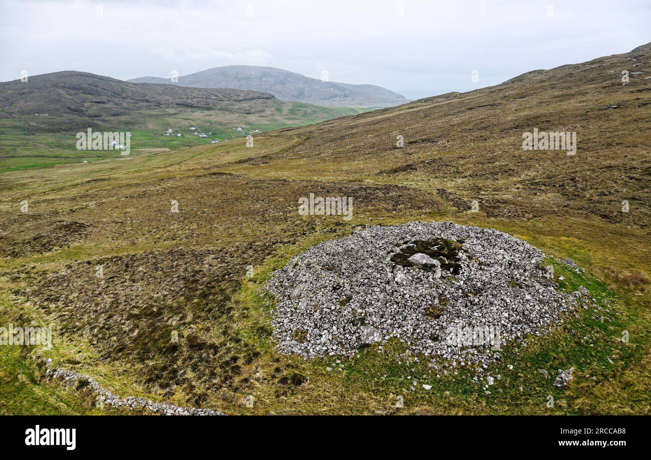 Dun Bharpa prähistorisches, jungsteinzeitliche Kammern-Cairn mit Peristalith-Steinring in Borve, Barra, Äußere Hebriden. Ich Suche SW nach Borve Stockfoto