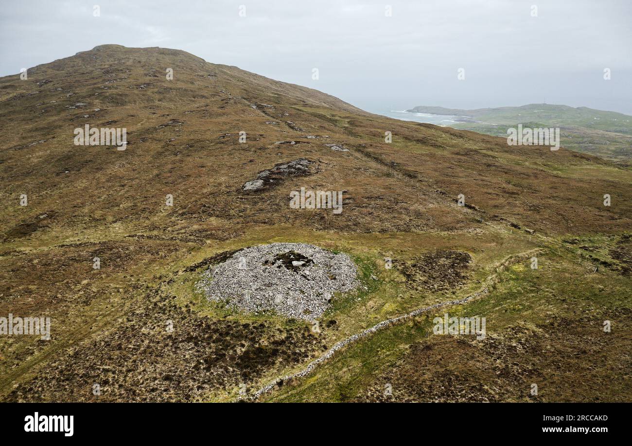 Dun Bharpa prähistorisches, jungsteinzeitliche Kammern-Cairn mit Peristalith-Steinring in Borve, Barra, Äußere Hebriden. Wir suchen NW nach Allasdale Stockfoto