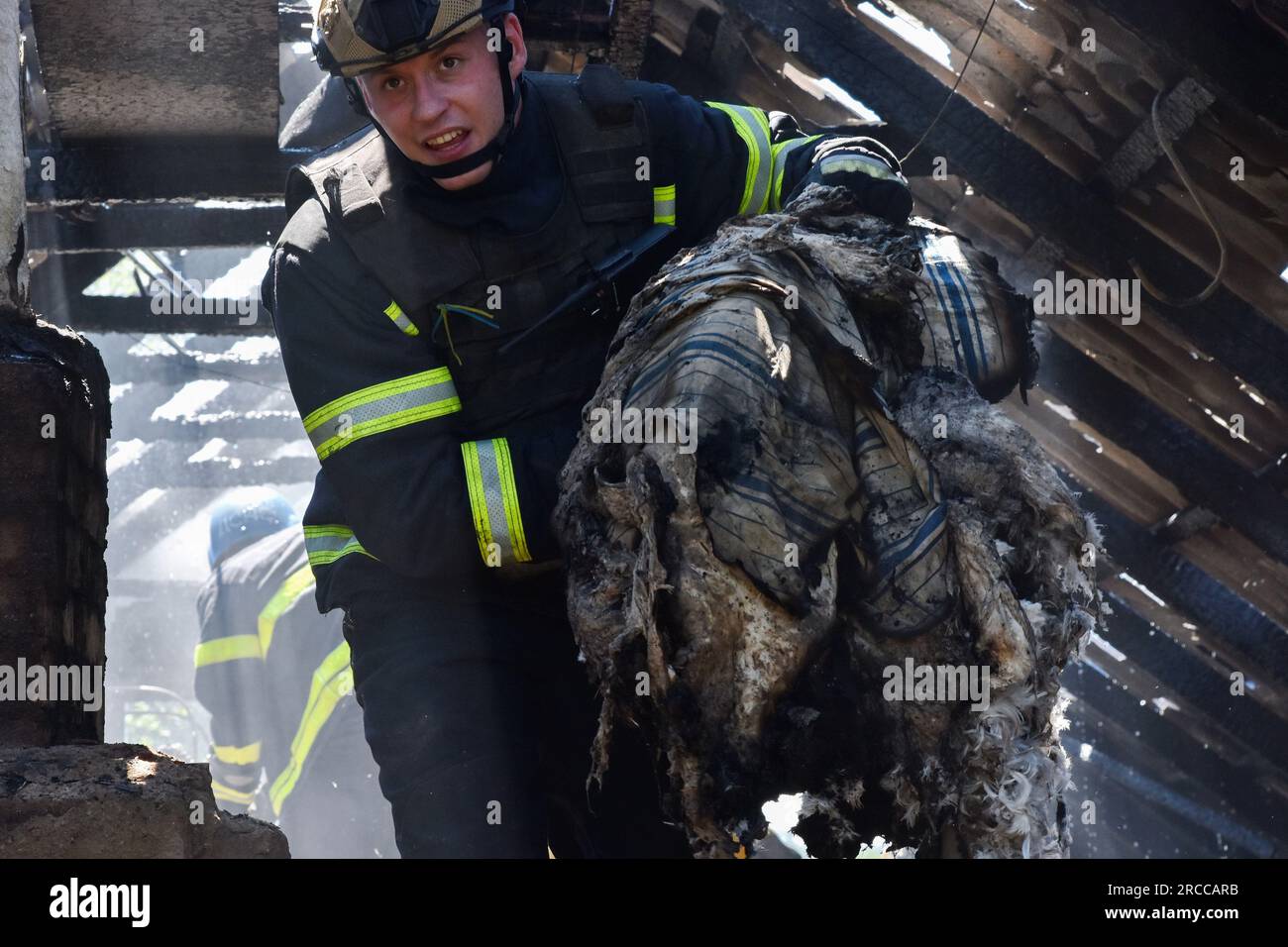 Verkhnya Tersa, Ukraine. 13. Juli 2023. Ein ukrainischer Rettungsdienst-Feuerwehrmann löscht das Feuer, nachdem ein russischer Bombenanschlag ein Privathaus im Dorf Verkhnya Tersa getroffen hat. Am 505. Tag des groß angelegten russischen Krieges gegen die Ukraine laufen schwere Kämpfe an den Fronten Kupiansk, Lyman, Bakhmut, Avdiivka und Marinka. An der Front von Zaporizhien und Kherson versuchen die Russen, die ukrainischen Streitkräfte am Vorrücken zu hindern. (Foto: Andriy Andriyenko/SOPA Images/Sipa USA) Guthaben: SIPA USA/Alamy Live News Stockfoto