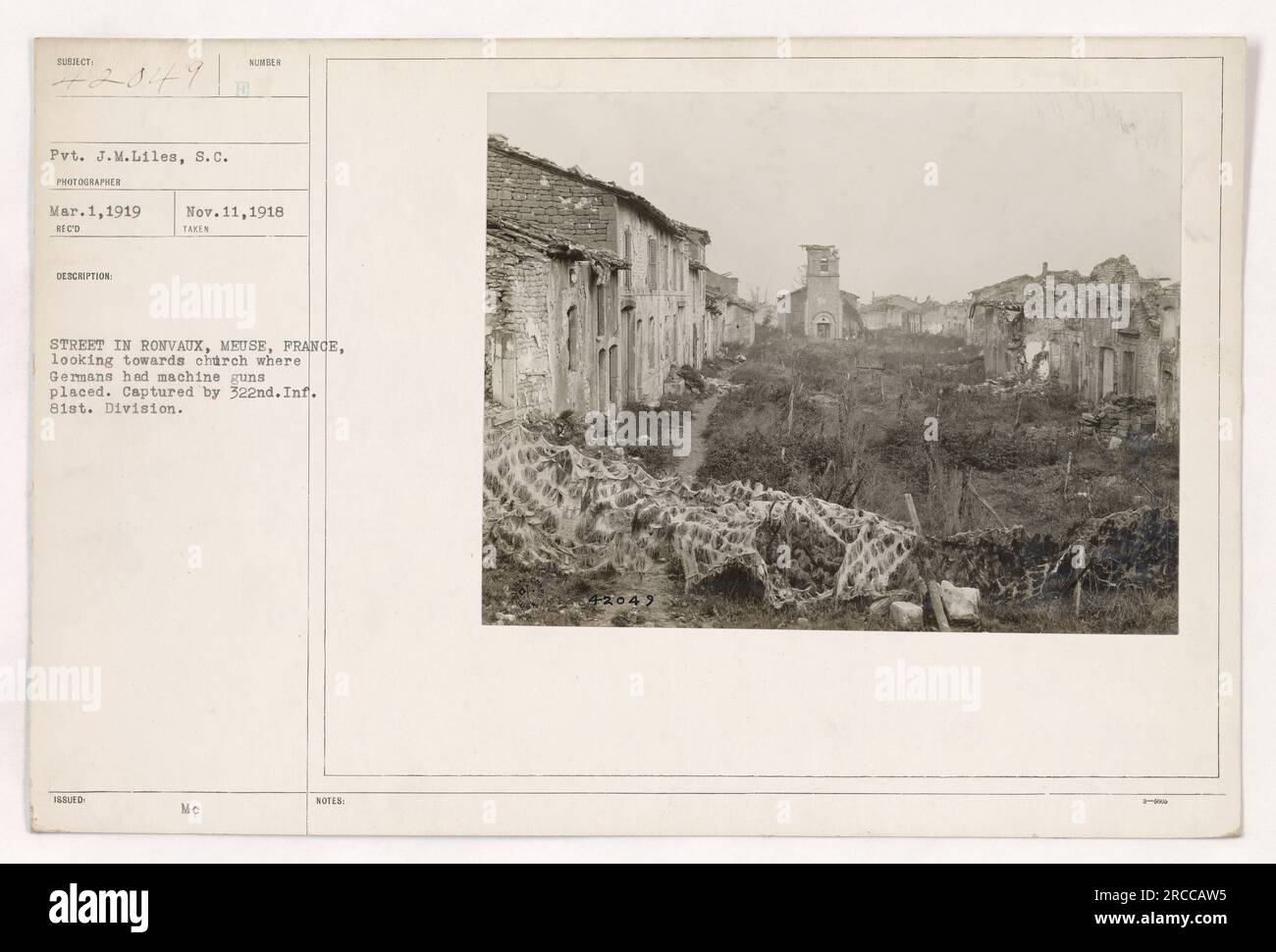 Ein Foto, aufgenommen am 1. März 1919, in Ronvaux, Mause, Frankreich. Es zeigt Pvt. J.M. Liles vom Signalkorps blickt auf eine Kirche, in der deutsche Maschinengewehre einst positioniert waren. Das Bild wurde von der 322. Infanterie der 81. Division aufgenommen. Laut den Notizen des Fotografen ist die Identifikationsnummer 142049. Stockfoto
