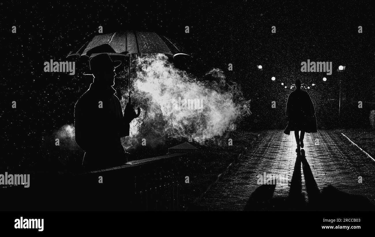 Mann-Spion-Agent-Detective in Regenmantel und Hut in Nachtstadt mit Regen im Stil eines Film Noir. Collage mit dunklen Männersilhouetten Stockfoto