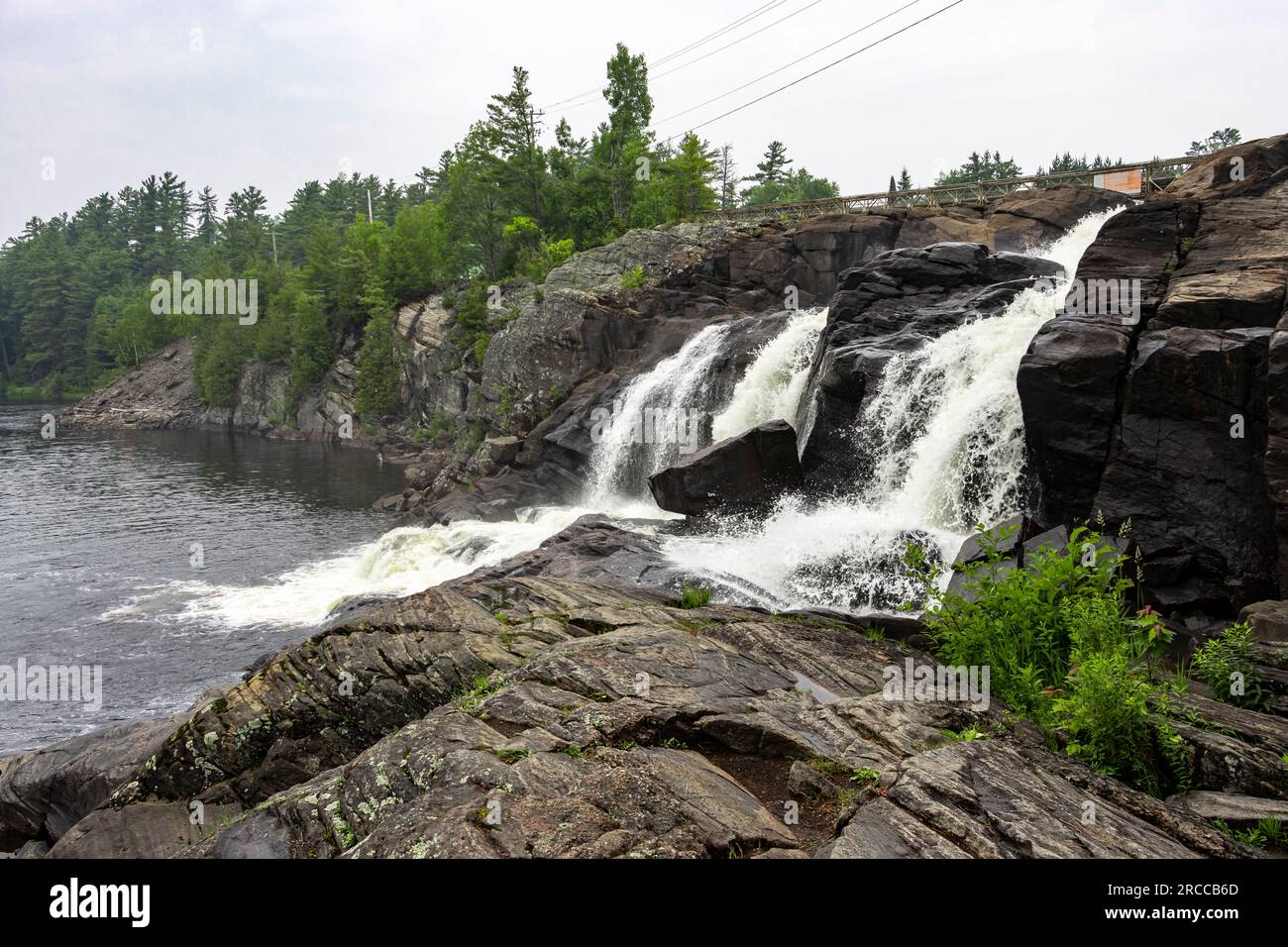 Fließender Wasserfall in muskoka ontario kanada Stockfoto