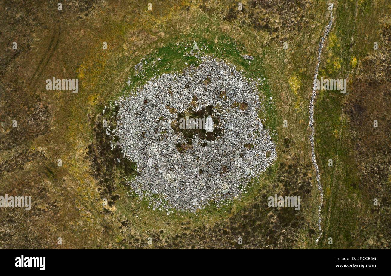 Dun Bharpa prähistorisches, jungsteinzeitliche Kammern-Cairn mit Peristalith-Steinring in Borve, Barra, Äußere Hebriden. Senkrechte Ansicht. N um 1 Uhr Stockfoto