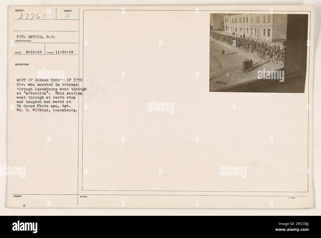 Pvt. Antrim und seine Kameraden der 37. Division marschieren im Ersten Weltkrieg durch Luxemburg. Im Gegensatz zu den meisten deutschen Truppen, die sich geordnet zurückziehen, marschiert dieser Abschnitt in einem entspannten Schritt und lacht und winkt sogar dem Fotografen, Sergeant WM. H. Wilkins. Stockfoto