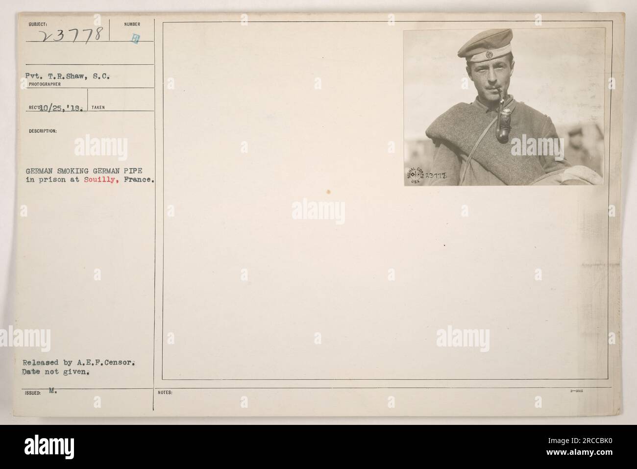 Pvt. T.R. Shaw, S.C., ein gefangener deutscher Soldat, wird gesehen, wie er eine deutsche Pfeife raucht, während er im Gefängnis in Souilly, Frankreich, festgehalten wird. Das Datum, an dem das Foto aufgenommen wurde, ist nicht bekannt, wurde aber von A.E.F. Censor veröffentlicht. Kennnummer: 111-SC-23778 723778. Wichtiger Hinweis: SSD M. Stockfoto