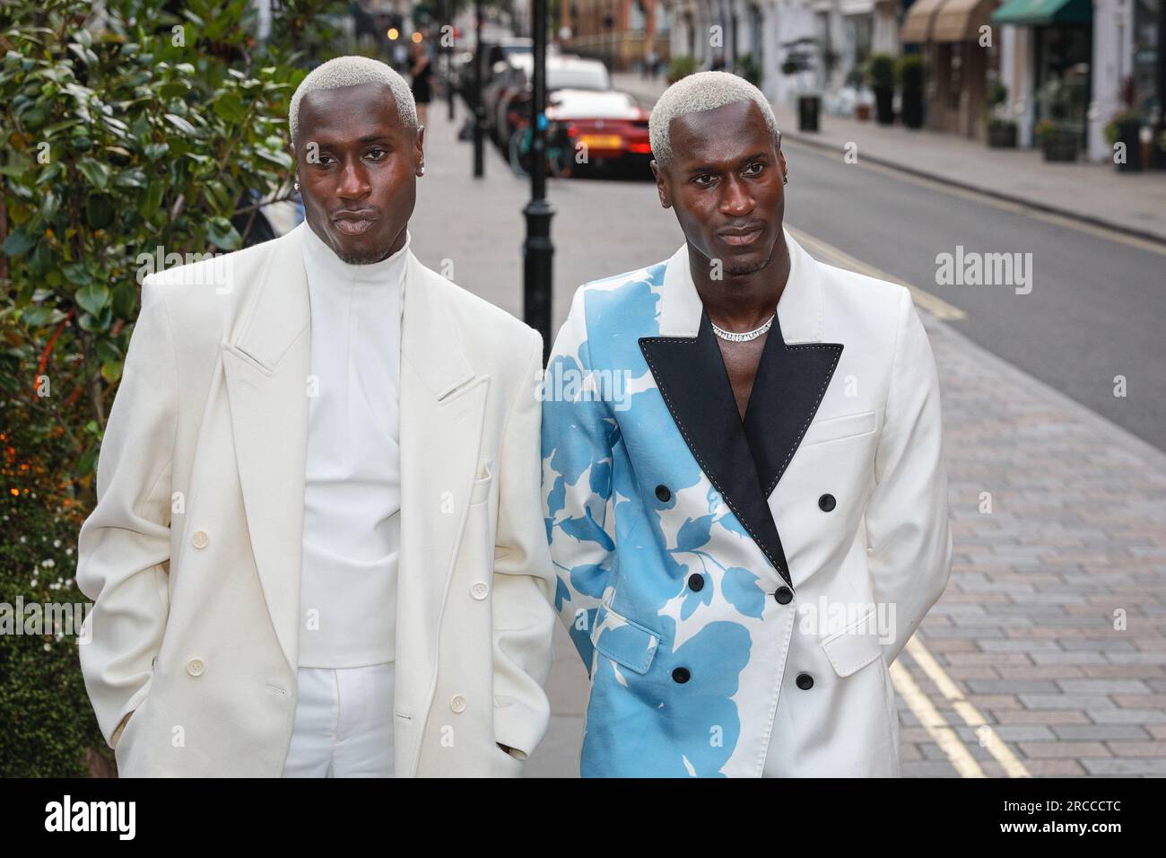 London, Großbritannien. 13. Juli 2023. HE Flag Zwillinge, Kevin und Karl. Models, Berühmtheiten und Gäste kommen zur British Vogue und Selbstportrait Summer Party. Edward Enninful OBE, Chefredakteurin der British Vogue, veranstaltet gemeinsam mit dem Modell Emily Ratajkowski eine Veranstaltung mit Han Chong, Gründer und Creative Director von Self-Portrait, um die britische Kreativität zu feiern. Kredit: Imageplotter/Alamy Live News Stockfoto