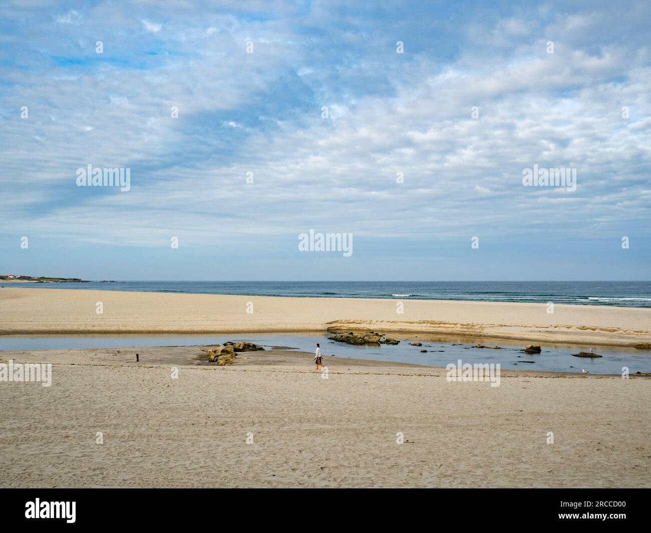 11. Juni 2023, Vila Praia de Ã‚ncora, Portugal: Eine Frau wird gesehen, wie sie an einem einsamen Strand spaziert. Die Küstenstraße des portugiesischen Camino ist eine schöne Alternative zu Fuß zur Central Route. Die Gesamtstrecke beträgt 280 km Sie beginnt in Porto und folgt der Küste bis Redondela in Spanien, wo sie mit der Central Route verschmolzen wird. Etwa 30 % der Pilger, die den portugiesischen Camino vollenden, gehen entlang der Küstenstraße. Der portugiesische Camino wird immer beliebter, und viele Pilger wählen diese Route als Alternative zu den Camino Frances. Die Küstenstraße des portugiesischen Camino ist ein Verehrer Stockfoto