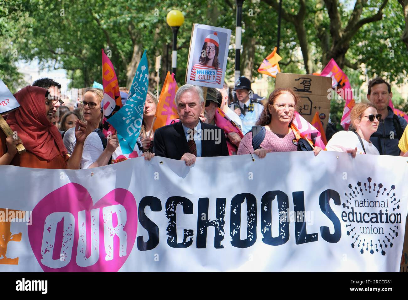 London, Großbritannien. MP John McDonnell begleitet streikende Lehrer auf einem marsch durch Westminster Stockfoto