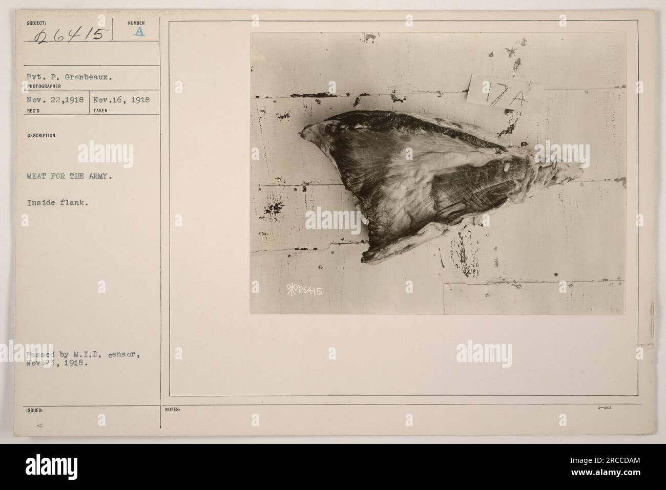 Pvt. P. Grenbeaux bereitet Fleisch für die Armee zu. Das Foto wurde am 16. November 1918 aufgenommen und mit der Nummer 66415 ausgestellt. Es wurde am 23. November 1918 vom MID-Zensor genehmigt. Stockfoto