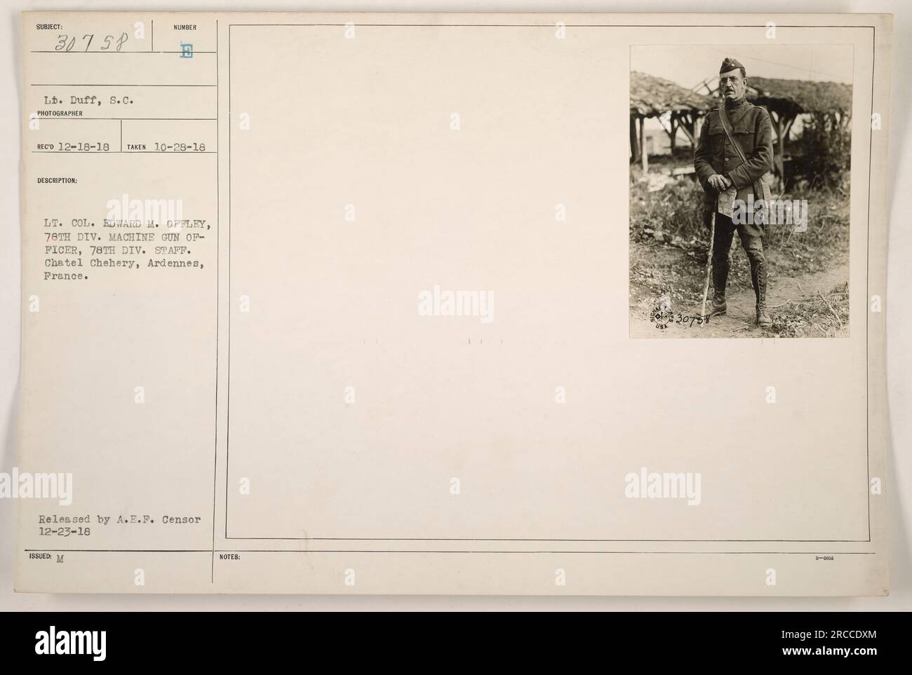 Leutnant Colonel Edward M. Opfley, ein Offizier aus dem Maschinengewehrbüro der 78. Division, wird im Ersten Weltkrieg in der Chatel Chehery in Ardennes, Frankreich, abgebildet. Dieses Foto wurde am 28. Oktober 1918 aufgenommen und von der A.E.F. veröffentlicht Zensor am 23. Dezember 1918. Stockfoto