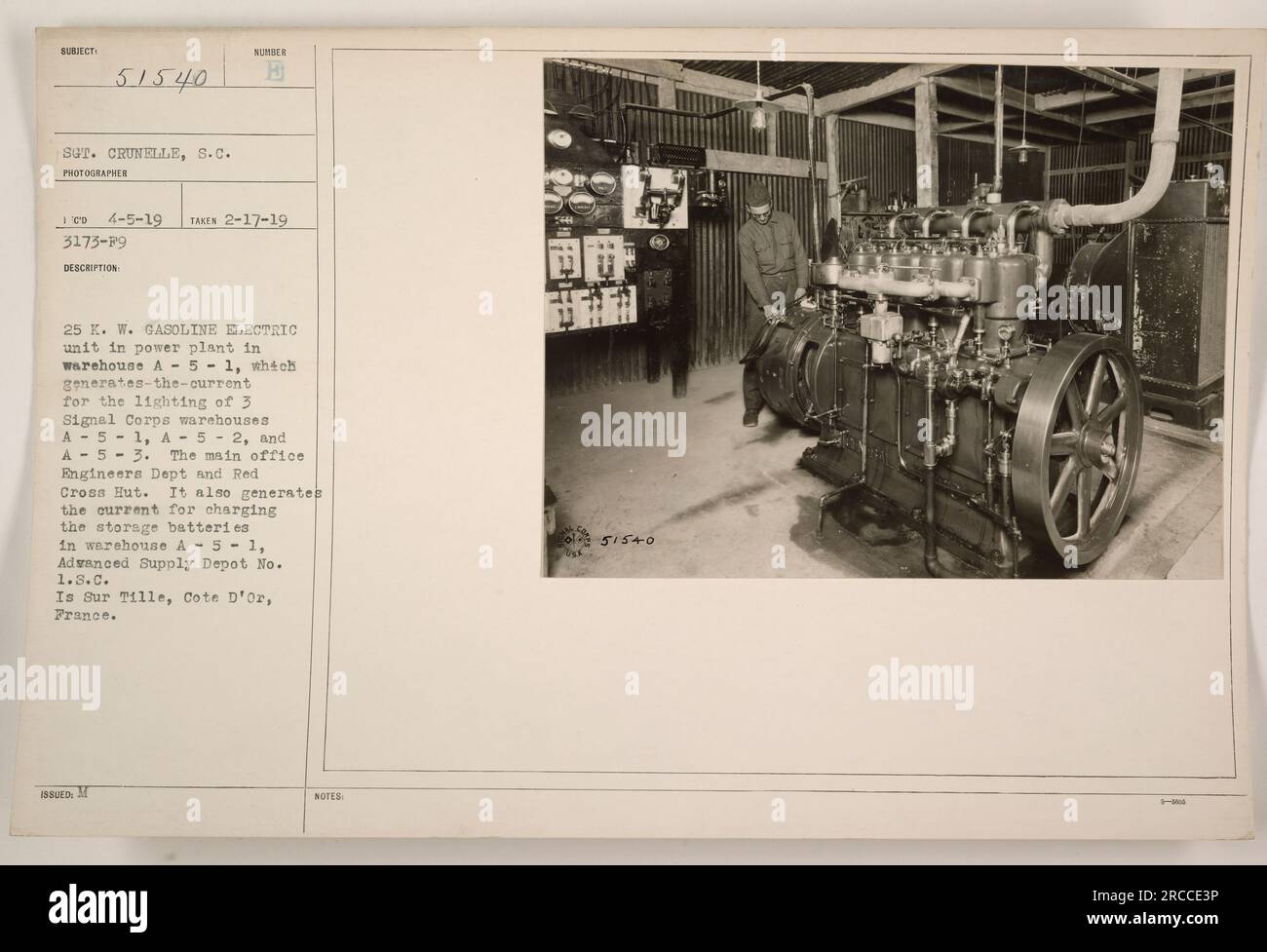 25 KW. Die Benzinelektrik in Lagergebäude A-5-1 versorgt die Beleuchtung von 3 Lagern des Signalkorps sowie die Ingenieurabteilung des Hauptbüros und das Rote Kreuz. Er lädt auch Lagerbatterien in Lagergebäude A-5-1 des Advanced Supply Depot Nr. 1 auf. Foto aufgenommen in Sur Tille, Cote D'Or, Frankreich, am 2-17-19. Subjektcode: 51540. Stockfoto
