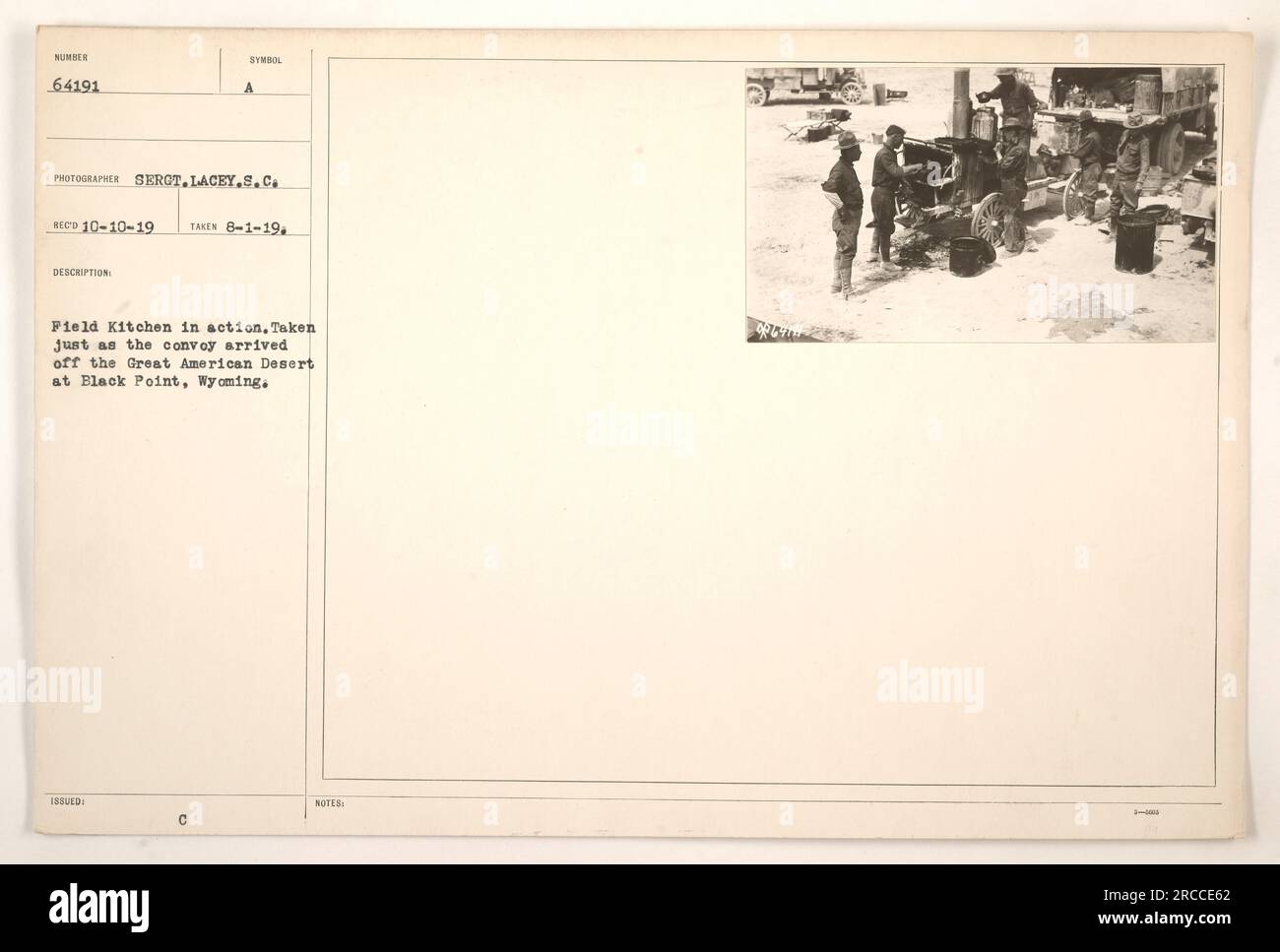 Eine Feldküche in Aktion, während ein Konvoi in Black Point, Wyoming, eintrifft. Das Foto wurde von Sergeant Lacey aus den USA gemacht Signalkorps am 1. August 1919. Der Konvoi war gerade durch die große amerikanische Wüste gekommen. Stockfoto