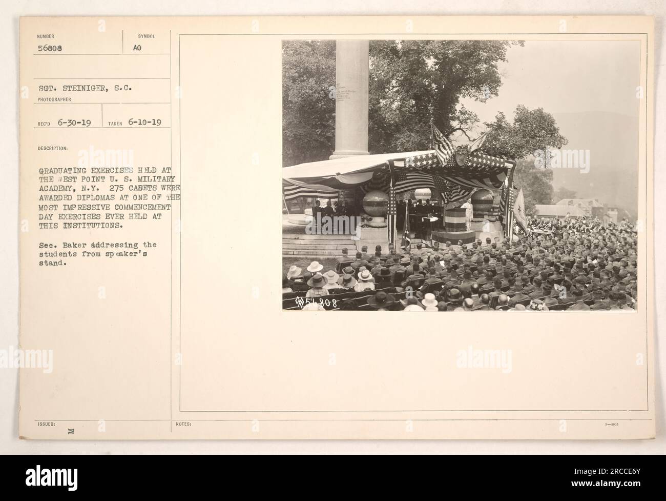 Minister Baker spricht mit 275 Kadetten am West Point U.S. Militärakademie-Abschlussübungen in New York. Dies gilt als eine der beeindruckendsten Feierlichkeiten in der Geschichte der Institution. Das Foto wurde am 10. Juni 1919 von Sergeant Steiniger (Nr. 56808) aufgenommen und ist Teil der offiziellen Fotosammlung des Militärs. Stockfoto