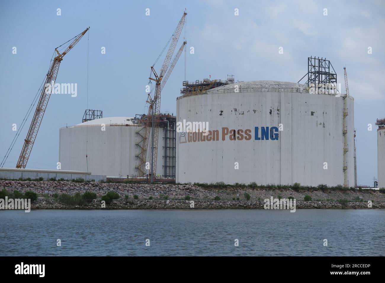 Sabine Pass, USA. 21. Juni 2023. Die LNG-Anlage Golden Pass befindet sich an der Golfküste der USA im Bau. In der Grenzregion zwischen Texas und dem Bundesstaat Louisiana an der Mündung des Sabine Pass betreiben mehrere Energieunternehmen LNG-Anlagen oder lassen diese bauen. (Zu dpa „Gold-Rush Atmosphere on the Gulf Coast - Europe Fuels LNG Boom in USA“) Kredit: Julia Naue/dpa/Alamy Live News Stockfoto