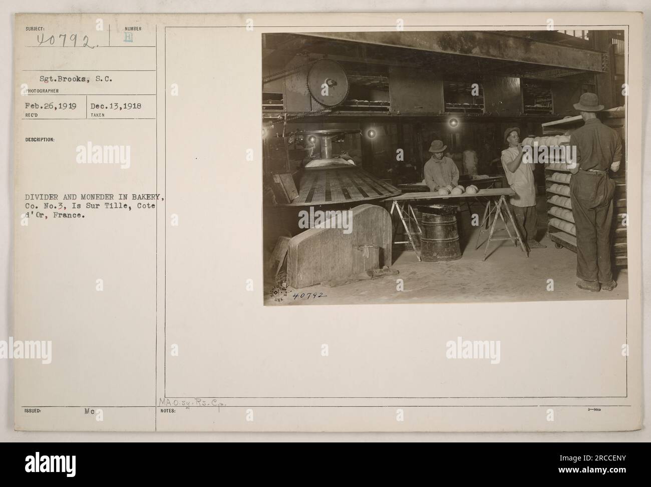 Soldaten, die Brot in einer Bäckerei teilen und verteilen, sind Sur Tille, Frankreich. Das Foto wurde von Sergeant Brooks am 26. Februar 1919 aufgenommen und am 13. Dezember 1918 veröffentlicht. Die Soldaten sind Teil von Co. Nr. 3 und der Standort ist in der Cote d'Or-Region. Stockfoto