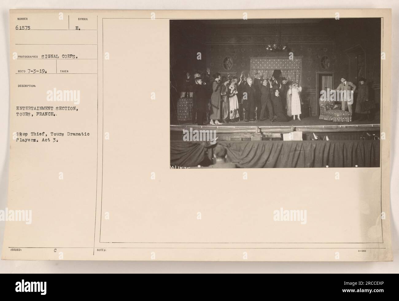 Ein Foto, das während des Ersten Weltkriegs in Tours, Frankreich, aufgenommen wurde, zeigt eine Szene aus einer Theateraufführung der Dramatical Players von Tours. Das Bild zeigt einen Moment aus Akt 3 mit dem Titel „Stop Thief“. Das Foto hat die Nummer 61575 und wurde am 3. Juli 1919 von einem Fotografen des Signalkorps aufgenommen. Er wurde später von der Entertainment Section in Tours, Frankreich, herausgegeben. Stockfoto