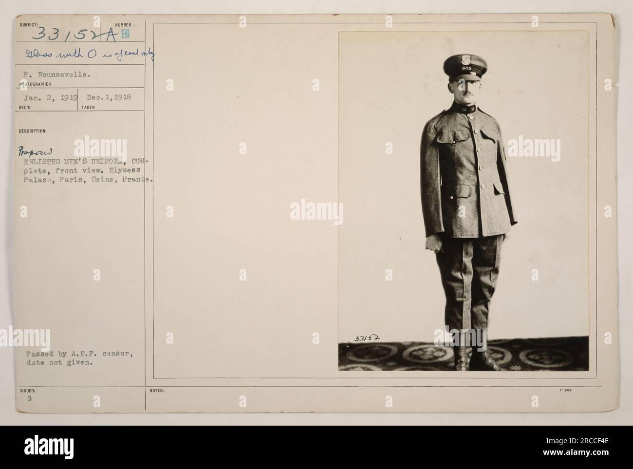 "Rekruten-Uniform, Frontansicht, wird zur Ausgabe vorgeschlagen. Elysées Palace, Paris, Frankreich. Foto wurde zwischen dem 1. Dezember 1918 und dem 2. Januar 1919 aufgenommen. Foto: P. Rounsevelle. Vom A.E.F.-Zensor. 33152-385.“ Stockfoto