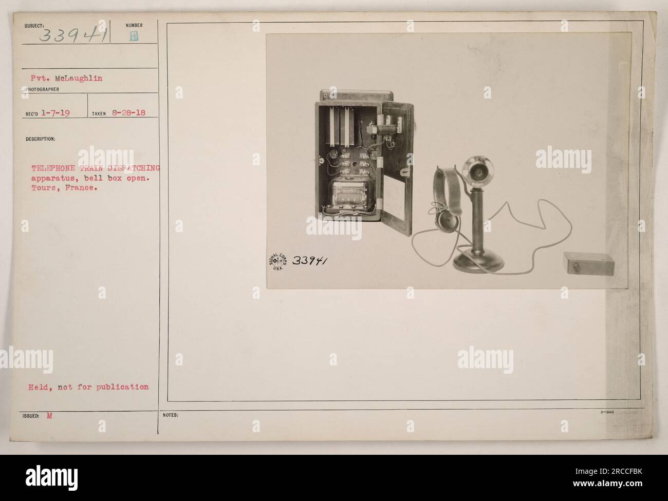 Ein Foto, das während des Ersten Weltkriegs von Pvt. McLaughlin aufgenommen wurde und einen Telefonzug mit offenem Klingelkasten in Tours, Frankreich, zeigt. Das Foto wurde am 28. August 1918 aufgenommen. Die Bildnummer lautet 111-SC-33941. Dieses Bild wurde mit „Hold, not for publication“ (Halten, nicht zur Veröffentlichung) beschriftet. Stockfoto