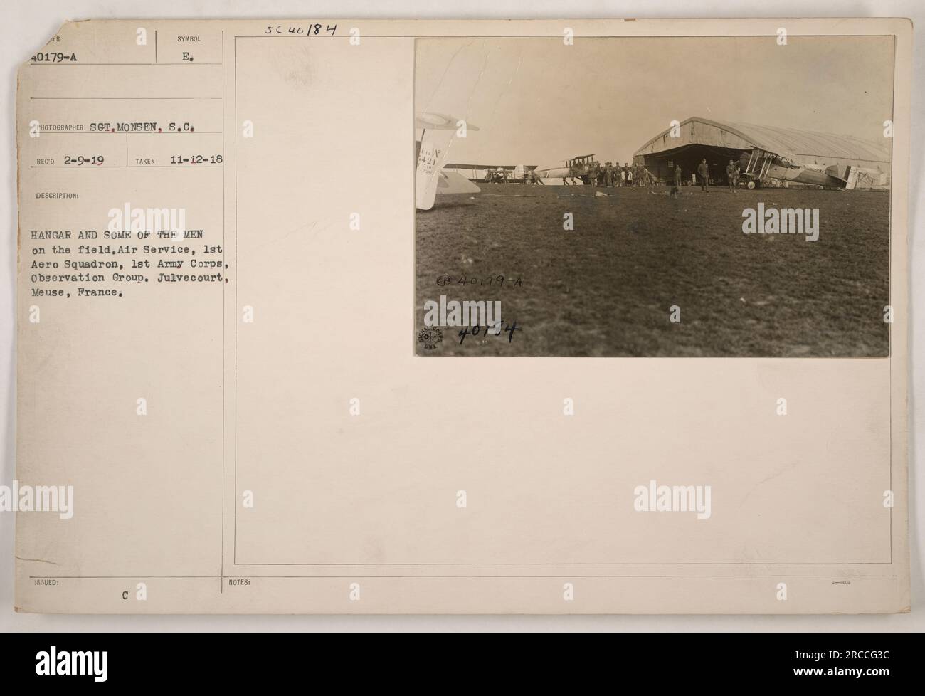 Hangar und Personal der 1. Aero-Staffel, 1. Armeekorps, Beobachtungsgruppe am Julve Court, Mause, Frankreich. Dieses Foto wurde am 12. November 1918 aufgenommen. Das Bild zeigt einen Hangar auf dem Feld und mehrere Männer der Staffel. Stockfoto