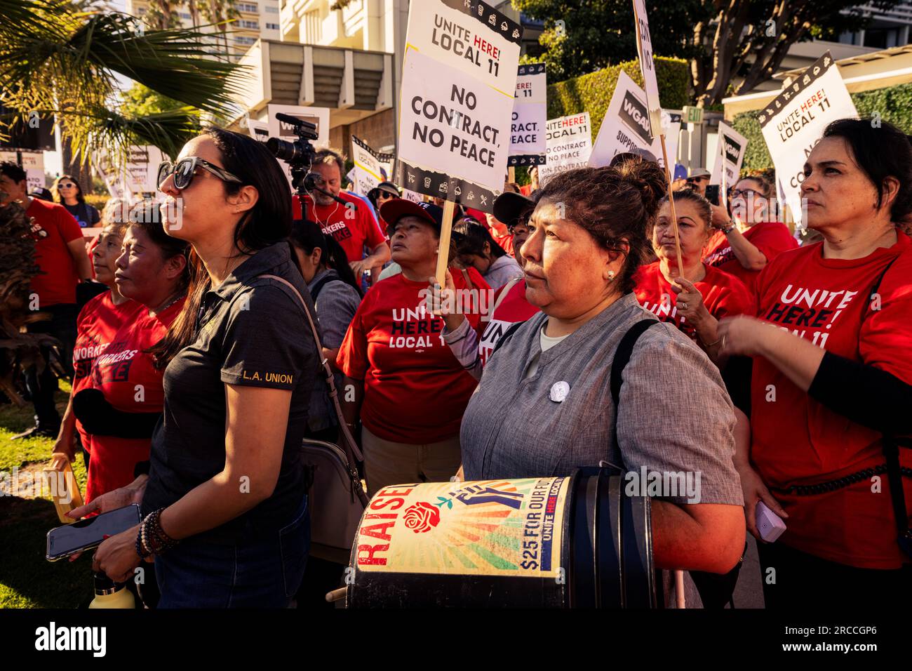 Santa Monica, USA. 13. Juli 2023. Hotelangestellte von DER UNITE HIER! Örtliches Gewerkschaftskommando aus dem Jahr 11 im Fairmont Miramont Hotel in Santa Monica. Sie haben ohne Vertrag gearbeitet, wie es viele Hotelangestellte in LA County getan haben. Die Gewerkschaft fordert eine Erhöhung des Lebenslohns, damit ihre Mitglieder in LA County leben und sich eine Wohnung leisten können. 7/13/2023 Santa Monica, CA., USA. (Foto: Ted Soqui/SIPA USA) Guthaben: SIPA USA/Alamy Live News Stockfoto