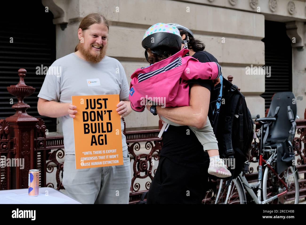 Halten Sie die Proteste von KI-Aktivisten außerhalb der FCDO an, um ein globales Moratorium für die AGI-Entwicklung vor der ersten Sitzung des UN-Sicherheitsrates zu fordern. Stockfoto