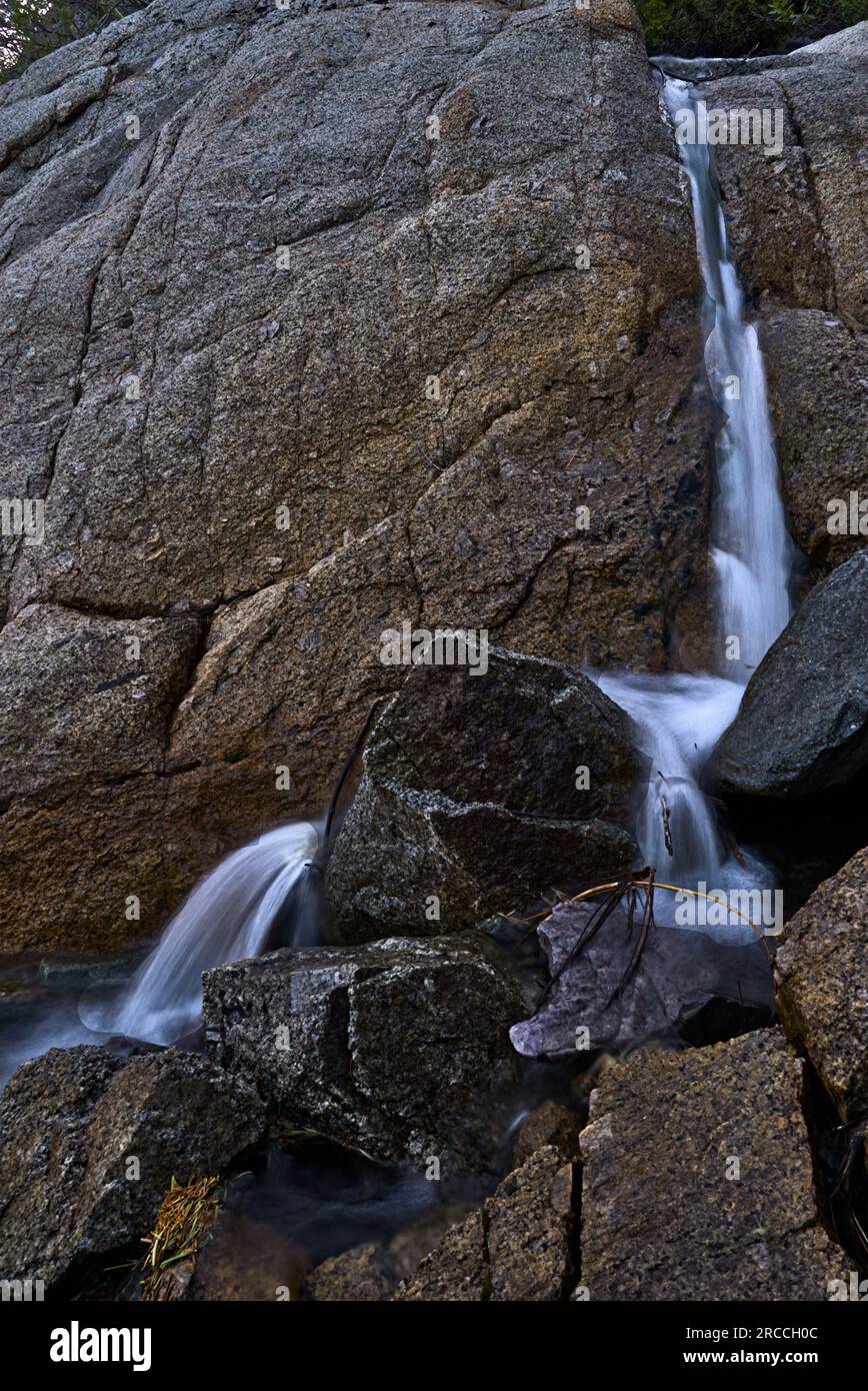 Wasser fließt von den Felsen runter. Stockfoto