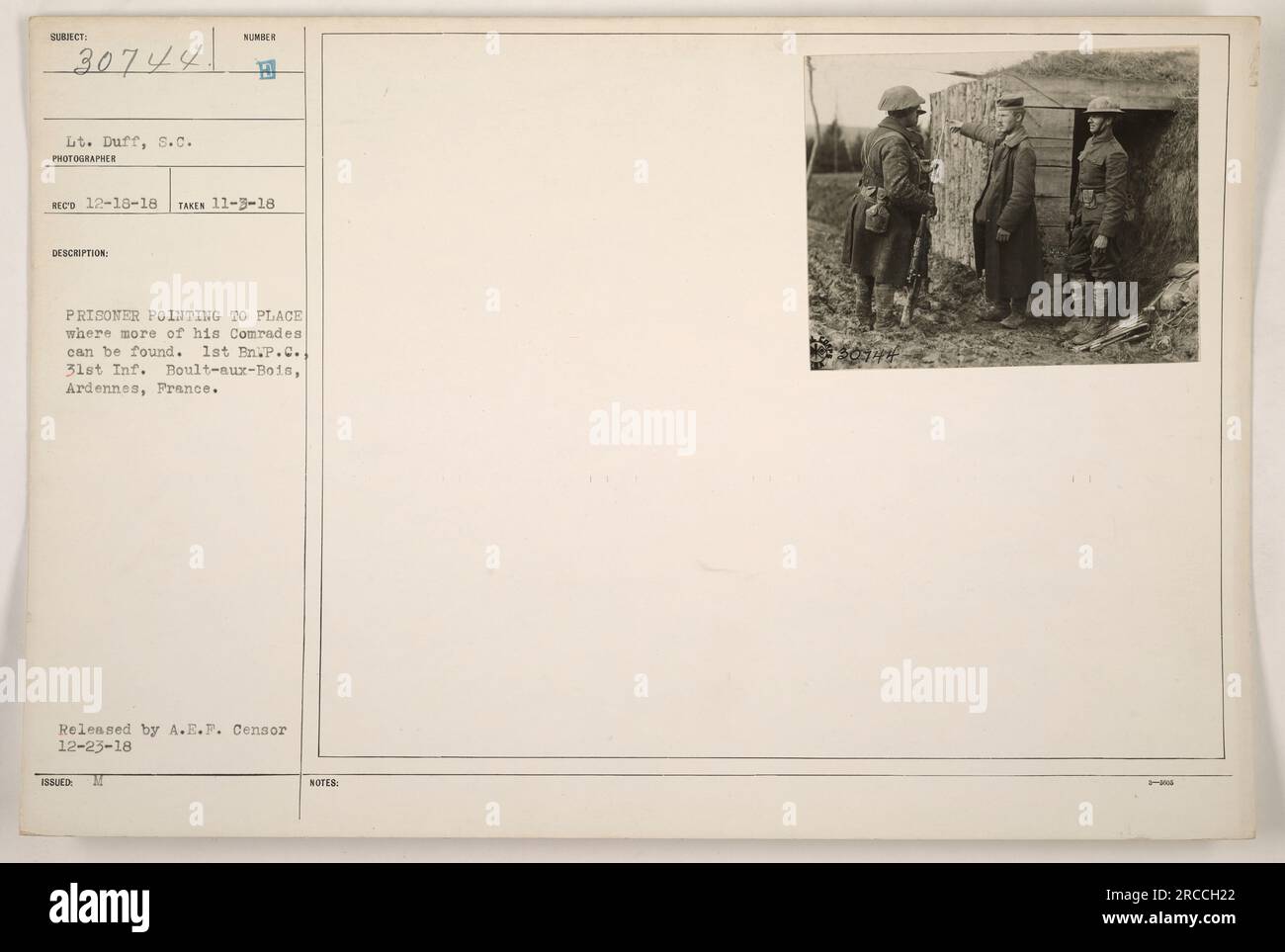 Auf diesem Foto zeigt LT. Duff, ein S.C.-Fotograf, einen Moment, in dem ein Gefangener auf einen Ort zeigt, wo mehr seiner Kameraden gefunden werden können. Die Szene findet während des Ersten Weltkriegs in Boult-aux-Bois, Ardennen, Frankreich statt. Dieses Bild wurde von der A.E.F. veröffentlicht Zensor am 23. Dezember 1918. Stockfoto
