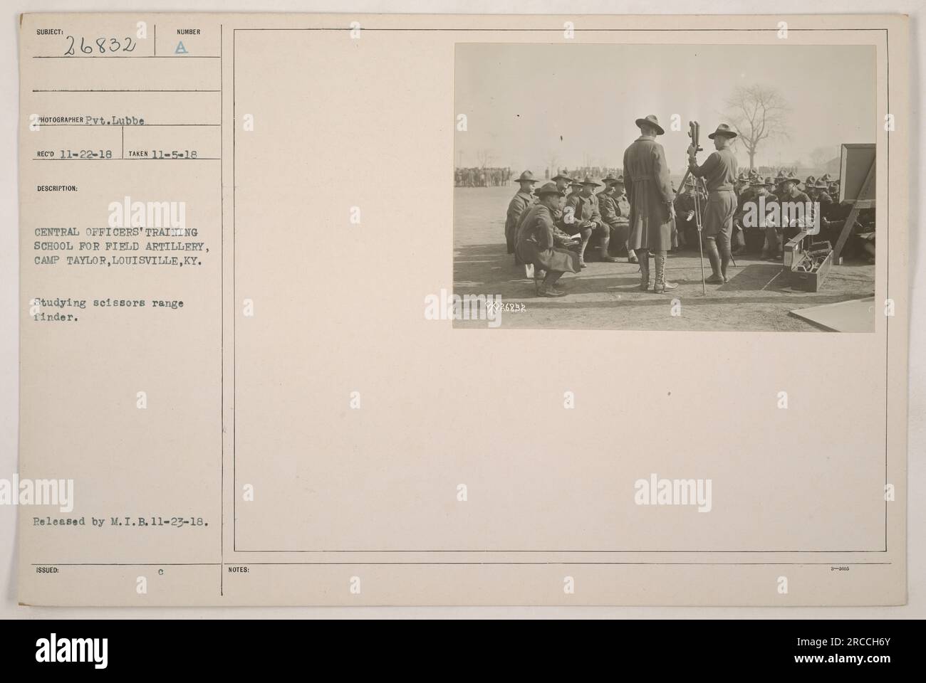 Auf diesem Foto, das am 5. November 1918 von Pvt. Lubbe aufgenommen wurde, sehen Sie Soldaten einer Central Officers' Training School for Field Artillery in Camp Taylor, Louisville, KY, beim Studieren eines Scheren-Range-Finders. Das Bild wurde am 23. November 1918 vom M.I.B. veröffentlicht. Stockfoto